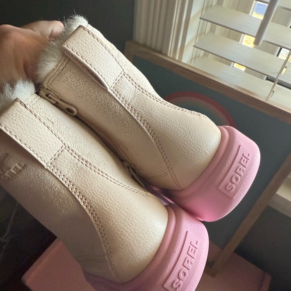Sorel Cream and Pink Boots - Picture 5 of 7